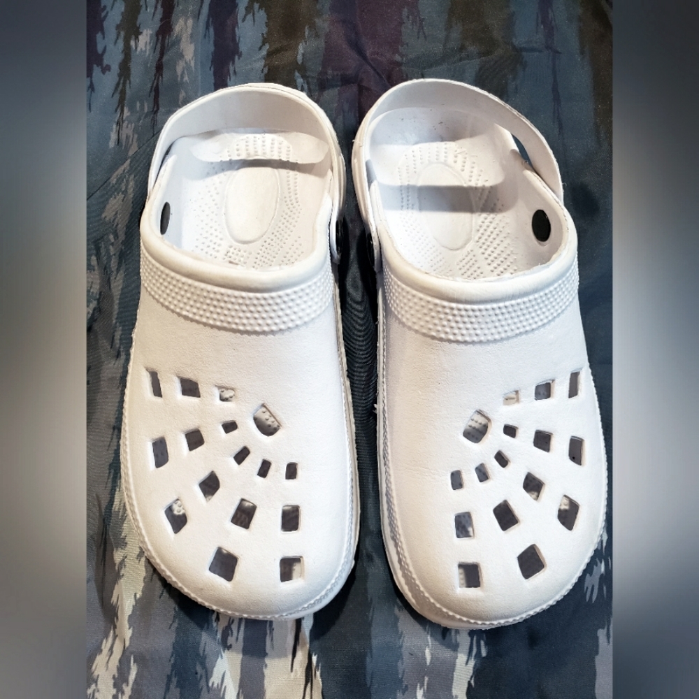 Womens Slide On Shoe • 9/10